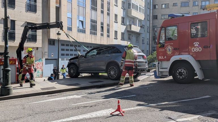 Aparatoso accidente en el centro de Vigo tras la indisposición de una conductora