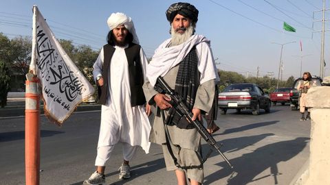Un combatiente talibán con un fusil de asalto M16 frente al Ministerio del Interior en Kabul, Afganistán