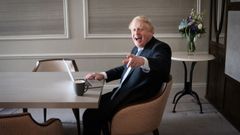 Boris Johnson, sorprendido mientras prepara su discurso en el congreso anual del Partido Conservador.