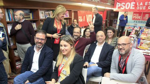 Los socialistas siguiendo los resultados en su sede de Ferrol