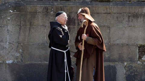 Charlando junto al padre Isorna (2003).