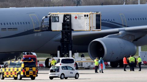 Un avin militar francs, en el aeropuerto alemn de Hamburgo, adonde ha trasladado a varios pacientes para ser atendidos en hospitales germanos