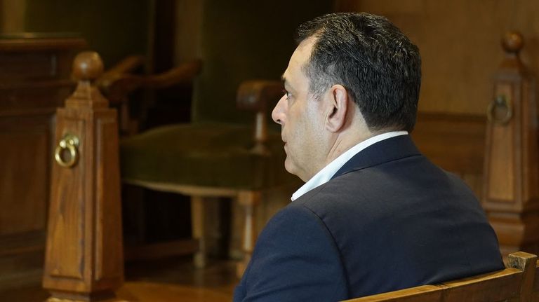 El vilagarciano del traje azul al que le piden cárcel por tener su casa llena de armas listas para disparar