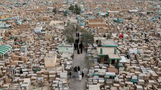 Iraquíes visitan el cementerio Valle de la Paz durante el Eid al Fitr, la celebración que marca el final del Ramadán.