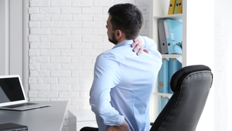 El dolor lumbar es frecuente en personas que tienen un trabajo sedentario.