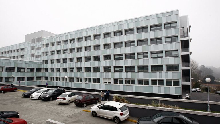 En el Hospital Médico-Quirúrgico de Conxo no hay aire acondicionado y esta semana el intenso calor resultó insoportable para muchos pacientes, acompañantes y personal