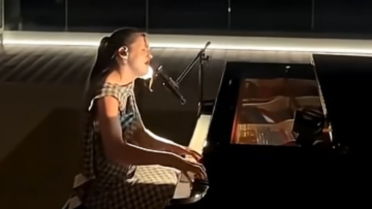 Amaia Romero interpretando �Volver� en Cannes