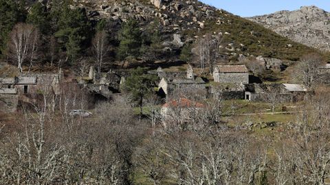 El fuego se acercó a la aldea abandonada de O Salgueiro, en Prado de Limia (Muíños).