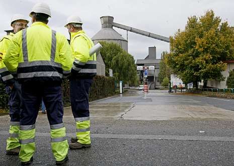 Galicia, bajo un manto blanco.Los trabajadores celebrar�n esta ma�ana una nueva asamblea en la factor�a de Oural.