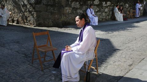 Un cura agarda na ra pra confesar os peregrinos en Vilanova