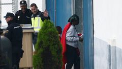 Un polica y un guardia civil saludan a uno de los 137 menores que llegaron a Algeciras en el barco de Open Arms