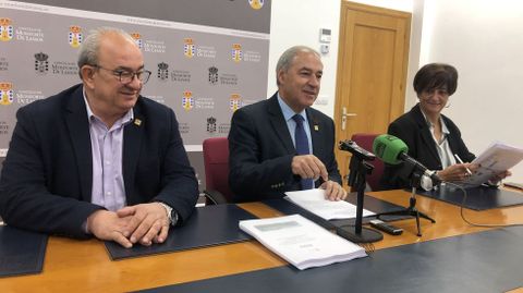 El alcalde (en el centro) explicó los prespuestos, ayer en el Ayuntamiento con los concejales José Luis Álvarez y Gloria Prada