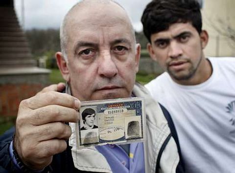 Manuel Garca, con su hijo Jos Manuel, ensea su antiguo DNI, que siempre llev en la cartera.