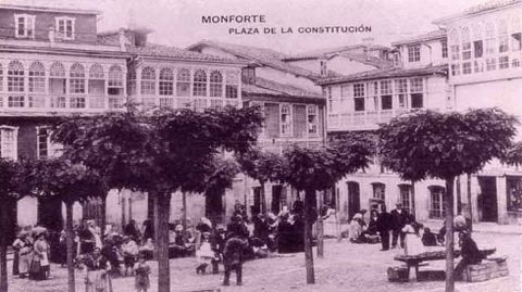 Foto antigua de la plaza de España, donde fue descubierta la estatua del abad yacente