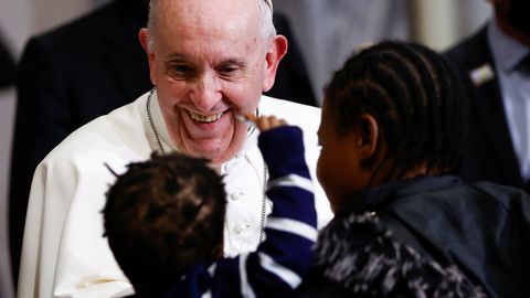 El papa escuchó la palabras de varios jóvenes llegados de Sri Lanka, Camerún, Irak y Congo, en la Iglesia de Santa Cruz, en Nicosia (Chipre)