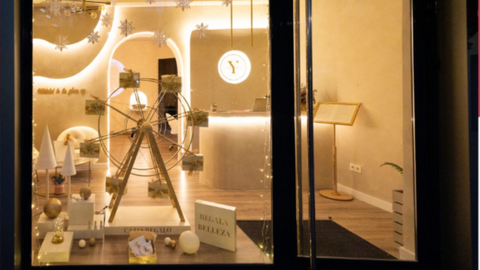 Escaparate de Yolanda �lvarez Concept Beauty, ganador del concurso navide�o de escapates de Gij�n 2025