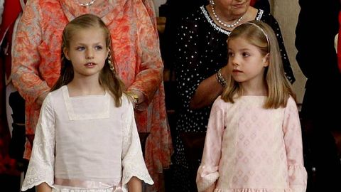 Las infantas vestidas de Nanos en el 2014 durante la abdicación del rey Juan Carlos