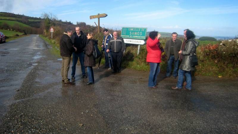 El fuerte oleaje pone en vilo a la costa gallega.Alcaldes y diputados del PSOE se reunieron en el l�mte de Samos y O Incio para pedir el arreglo de la LU-641