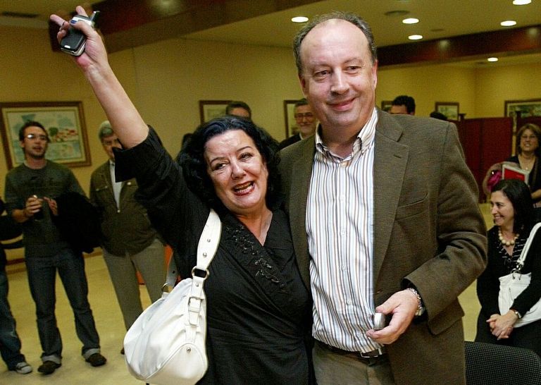 Casal, celebra lo que con el 95 % escrutado parecía en el 2007 la presidencia socialista de la Diputación. 