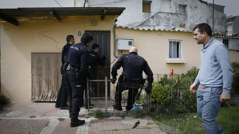 Agentes de la Polica intervienen en A Corua, en el barrio de A Sardieira, ante una okupacin