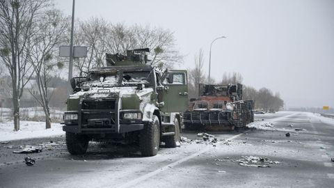 Una vista muestra vehículos militares destruidos en una carretera de Kharkiv, Ucrania.