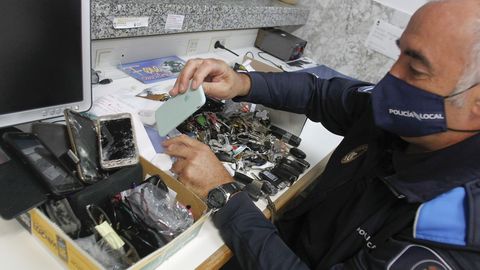 Francisco Rey, jefe de la Polica Local de Fene, muestra objetos perdidos que se acumulan en la oficina