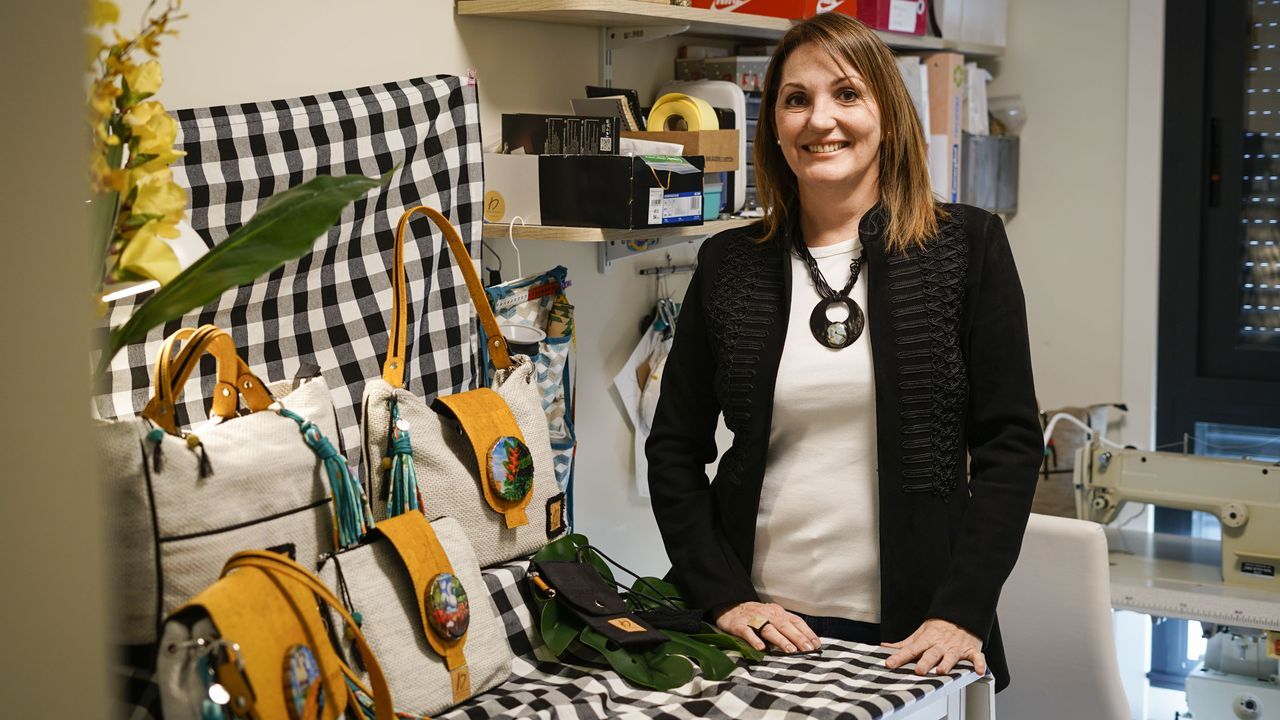 El venezolano Thor Rodrguez abri hace una dcada el bar O Boneco. Lo decor como siempre haba imaginado, como una casa, destaca mientras descuelga una 'B' que hered de otro local. Era del restaurante gallego que mis padres abrieron en Caracas al llegar a la emigracin, muestra con orgullo