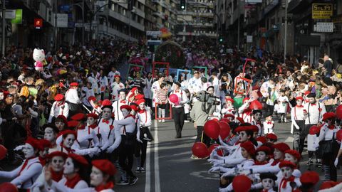 Domingo de carnaval en la ciudad de Ourense. Gran desfile de cerca de tres horas y casi medio centenar de carrozas.