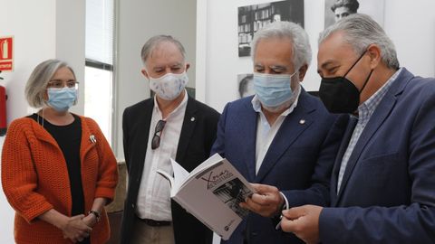 El alcalde Antonio Iglesias recibió el libro de manos del presidente del Parlamento, Miguel Santalices

