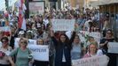 Docentes bielorrusos se manifiestan a favor de la oposición, que califica como fraudulentas las elecciones del pasado domingo, y en contra de la violencia policial utilizada para contener las protestas
