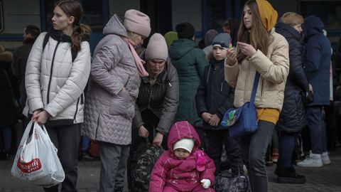 Muchos niños y menores entre los que huyen de la invasión rusa