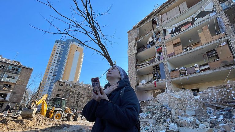 Una mujer llora al contemplar un edificio destruido por las bombas rusas en Vynohradar, en la región de Kiev
