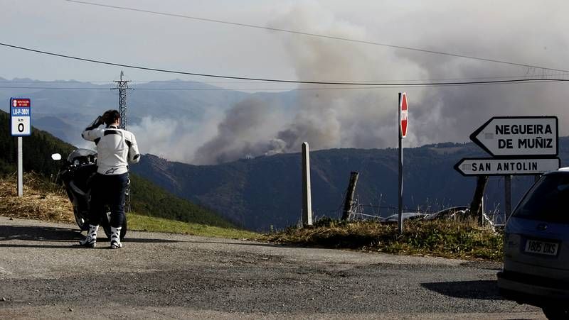 Las llamas arrasan el monte de A Fonsagrada.Un jugador del COB supera a McGee en el amistoso disputado el s�bado en Ver�n.