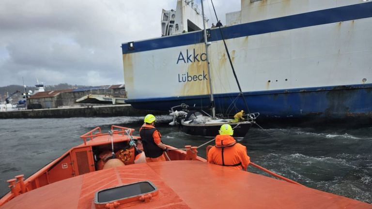 Rescatan un velero a la deriva que casi se estrella contra un ferri en Vigo
