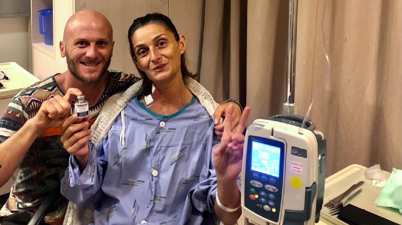 Vanessa Enrquez Rado, originaria de As Pontes con una enfermedad rara en Nueva Zelanda, junto a su pareja, el ingeniero agrnomo chileno Diego Camiruaga, en el hospital