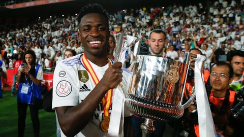 Vinicius.Vinicius con la Copa