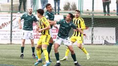 Mario Ses�, con Masca al fondo, disputa un bal�n durante el Guijuelo-Vetusta
