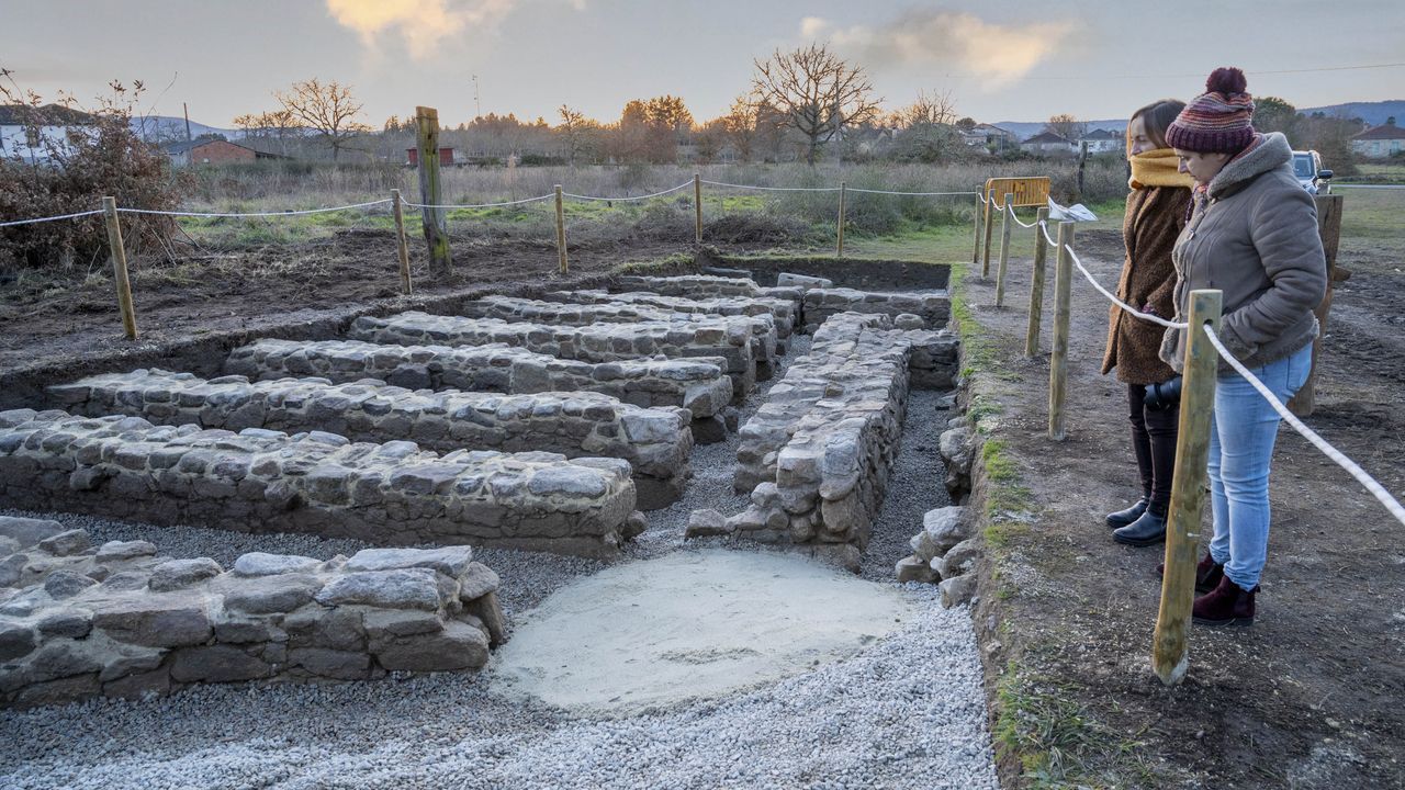 Secretos en piedra de la comarca de Pontevedra.El conjunto arqueolgico fue protegido con una valla al terminar las excavaciones realizadas durante las ltimas semanas 