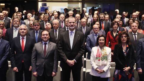 Felipe VI, entre los ministros Albares (Exteriores) y Robles (Defensa) en la foto de familia del acto de clausura de la VII Conferencia de Embajadores, este martes en Madrid