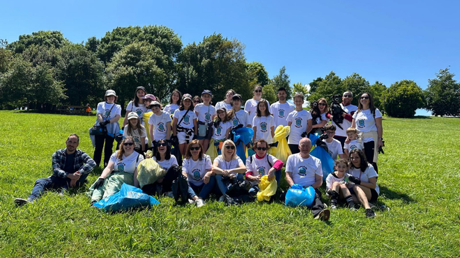 Ians's School durante una de sus recogidas de residuos por el parque de Los Pericones