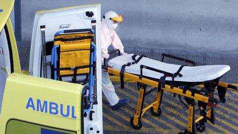 Un tcnico en emergencias sanitarias, durante un traslado en el hospital Montecelo, de Pontevedra