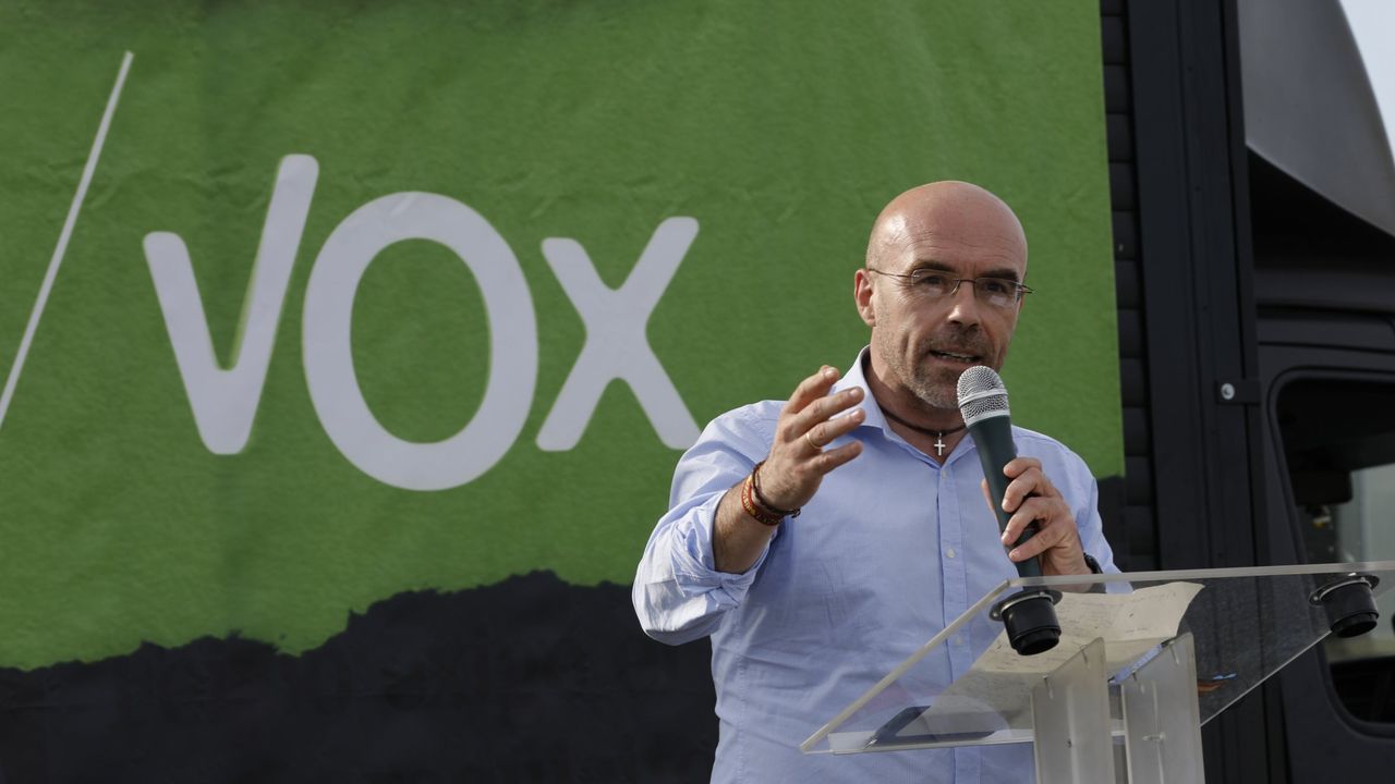 Carles Puigdemont dando un discurso.Jorge Buxad durante un evento en Viveiro.
