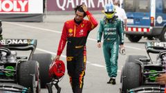Los pilotos españoles de F1, Carlos Sainz y Fernando Alonso, al acabar el GP de España en el circuito de Barcelona