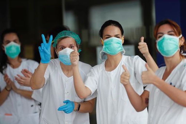 Un grupo de sanitarios de Urgencias del Hospital Universitario Central de Asturias (HUCA) agradecen las muestras de reconocimiento diario a su labor, en Oviedo.