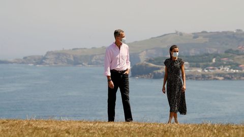 Los reyes Felipe y Letizia durante la visita que han realizado hoy la exposición al aire libre Elogio del Horizonte , en el Cerro de Santa Catalina, en Gijón