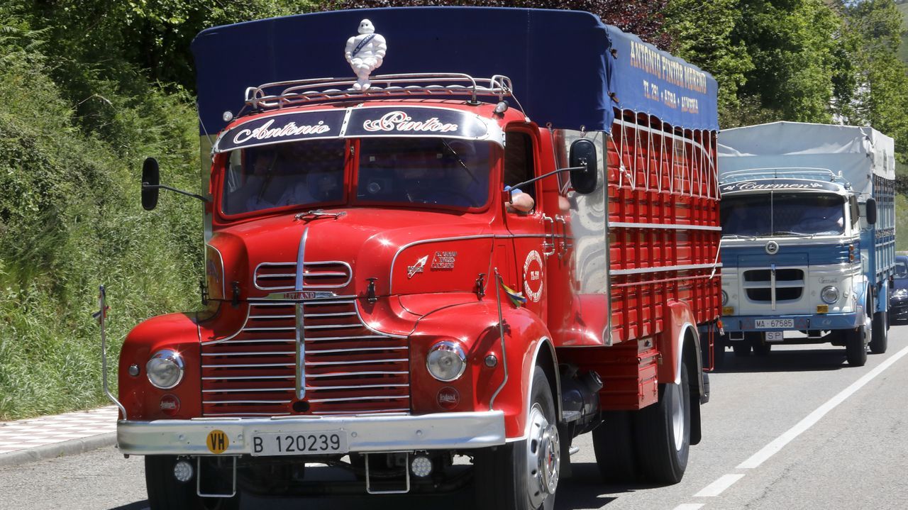 Peregrinación de camiones antigüos por Lugo.El exalcalde de Cervantes atendiendo a unas vecinas en el 2009