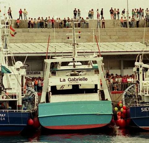 El volantero galo La Gabrielle, en el puerto de Burela, adonde lo llev la flota espaola en 1994. 