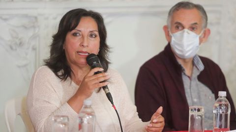 La vicepresidenta de Per, Dina Boluarte, y el ministro de Economa, Pedro Francke, el pasado junio, en Lima