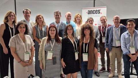 La presidenta del CCEI, Cristina Fanjul (segunda por la izda, en la fila superior) junto miembros de Ances tras su designaci�n como presidenta