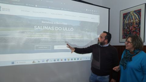 El alcalde de Vilaboa, César Poza, y la concejala Carmen Gallego presentaron este jueves la web especializada en las salinas do Ulló